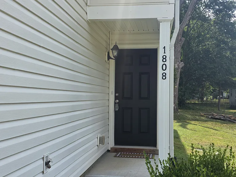 1808 Hart St — Photo 4