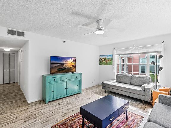 3rd image of 3002 W CLEVELAND STREET #B6
