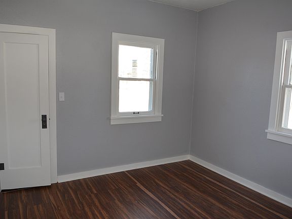 3rd image of 320 N Kearney Ave