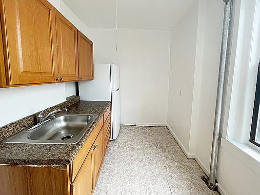 4th image of 37-27 Crescent St #506