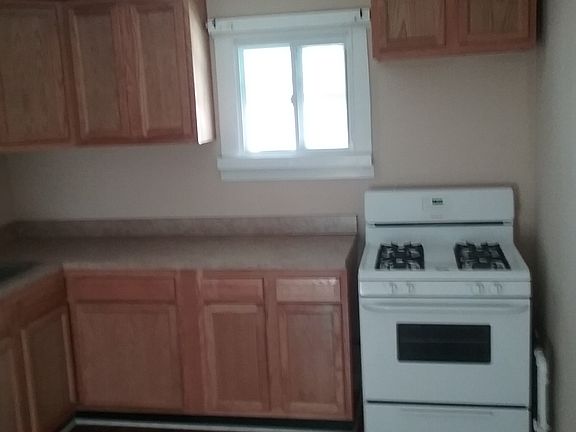 3rd image of 672 Lynn St