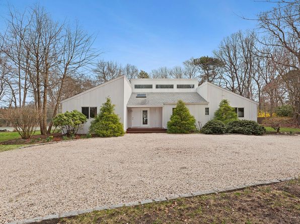 8 Midhampton Court, Quogue, NY 11959