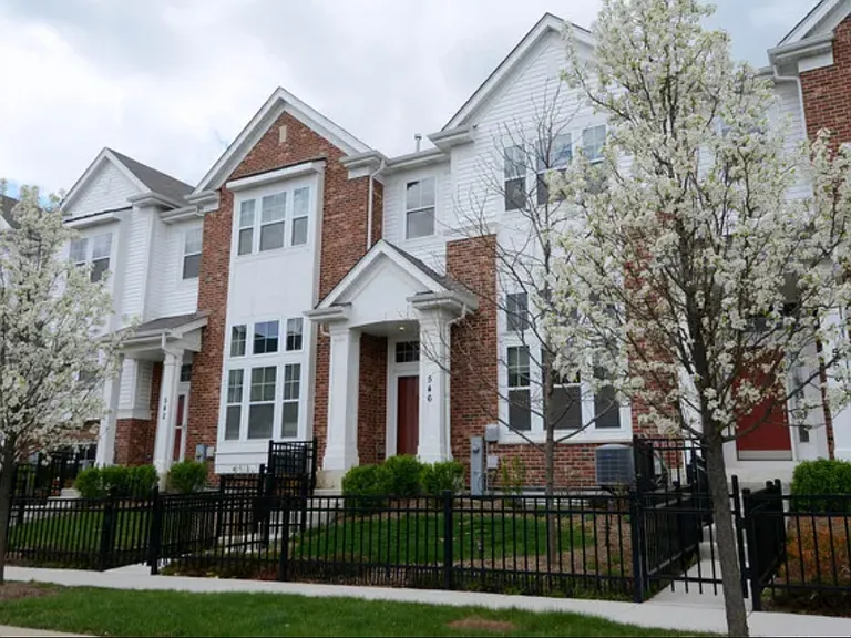 546 Grosvenor Ln — Photo 2