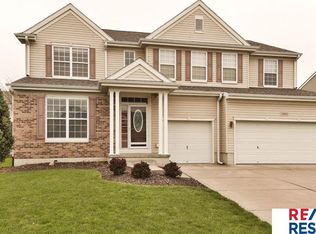 1805 Fox Run Dr, Papillion, NE 68046