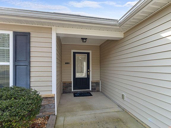 4th image of 270 Crestwood Ln