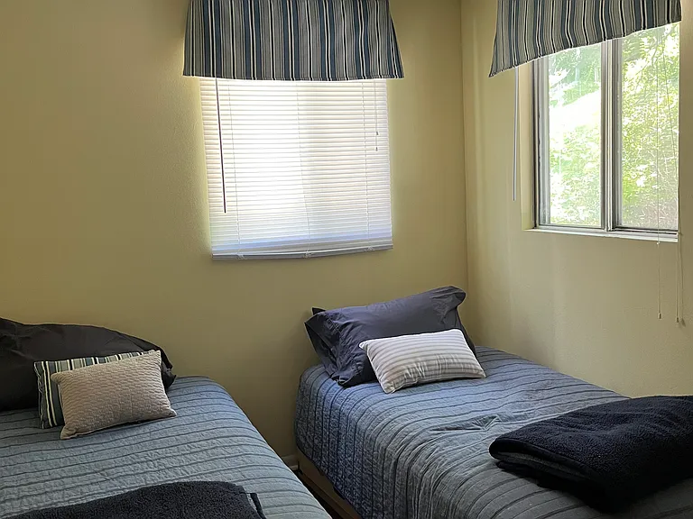 bedroom with twin beds