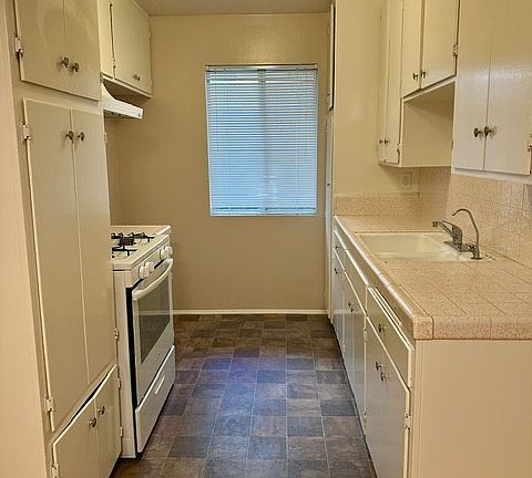 4th image of 123 S Everett St APT 1