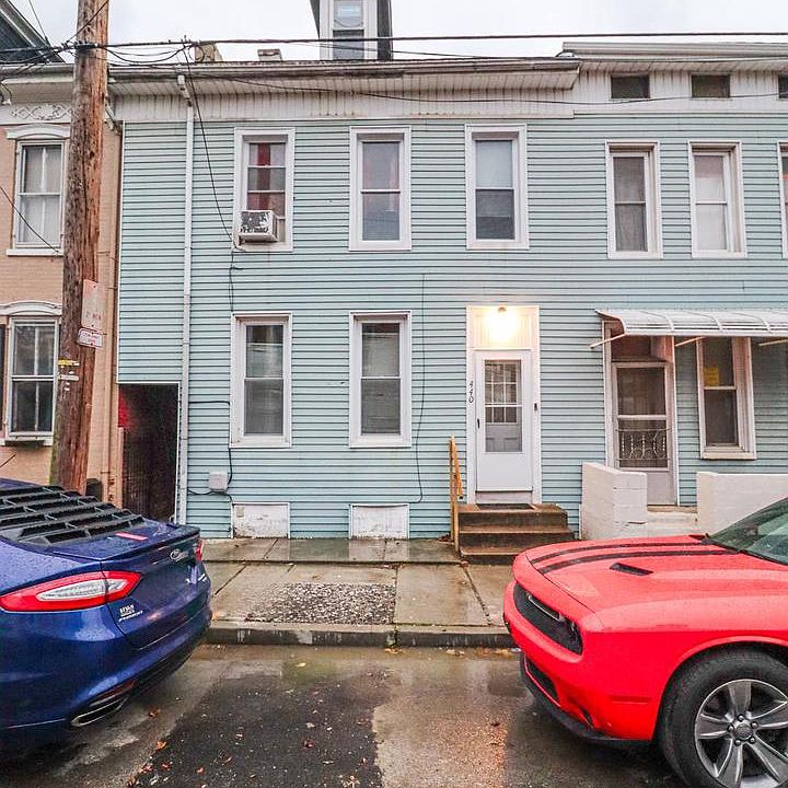1st image of 440 E Walnut St