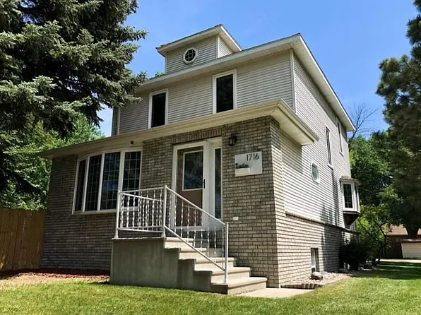 1716 N 5th St, Grand Forks, ND 58203