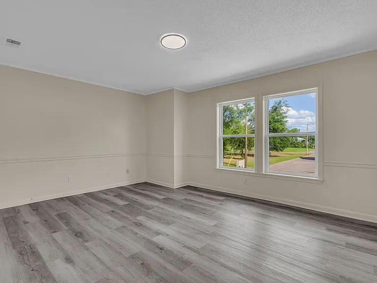 400 Forrest Blvd #15 — Photo 9