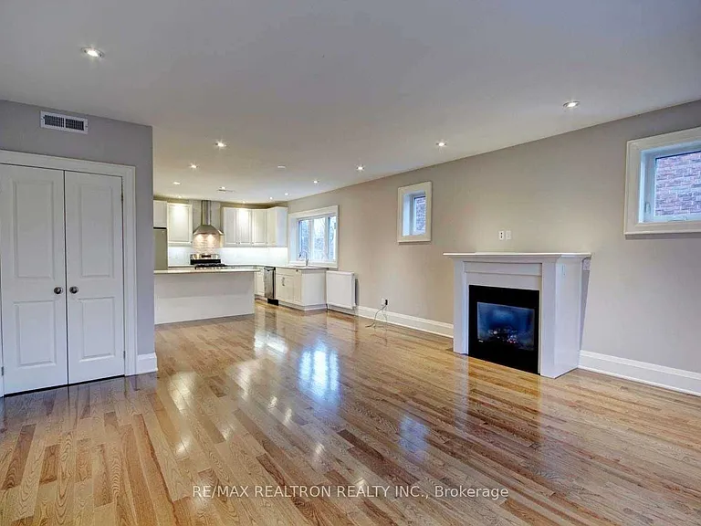 115 Chaplin Cres #2 — Photo 2