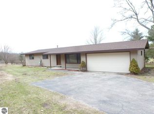 8549 Fairway Dr, Beulah, MI 49617