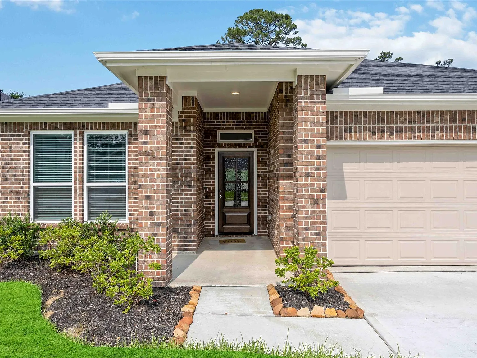 4 bed, 2.0 bath, 1981 sqft, $2,400 — Photo 3