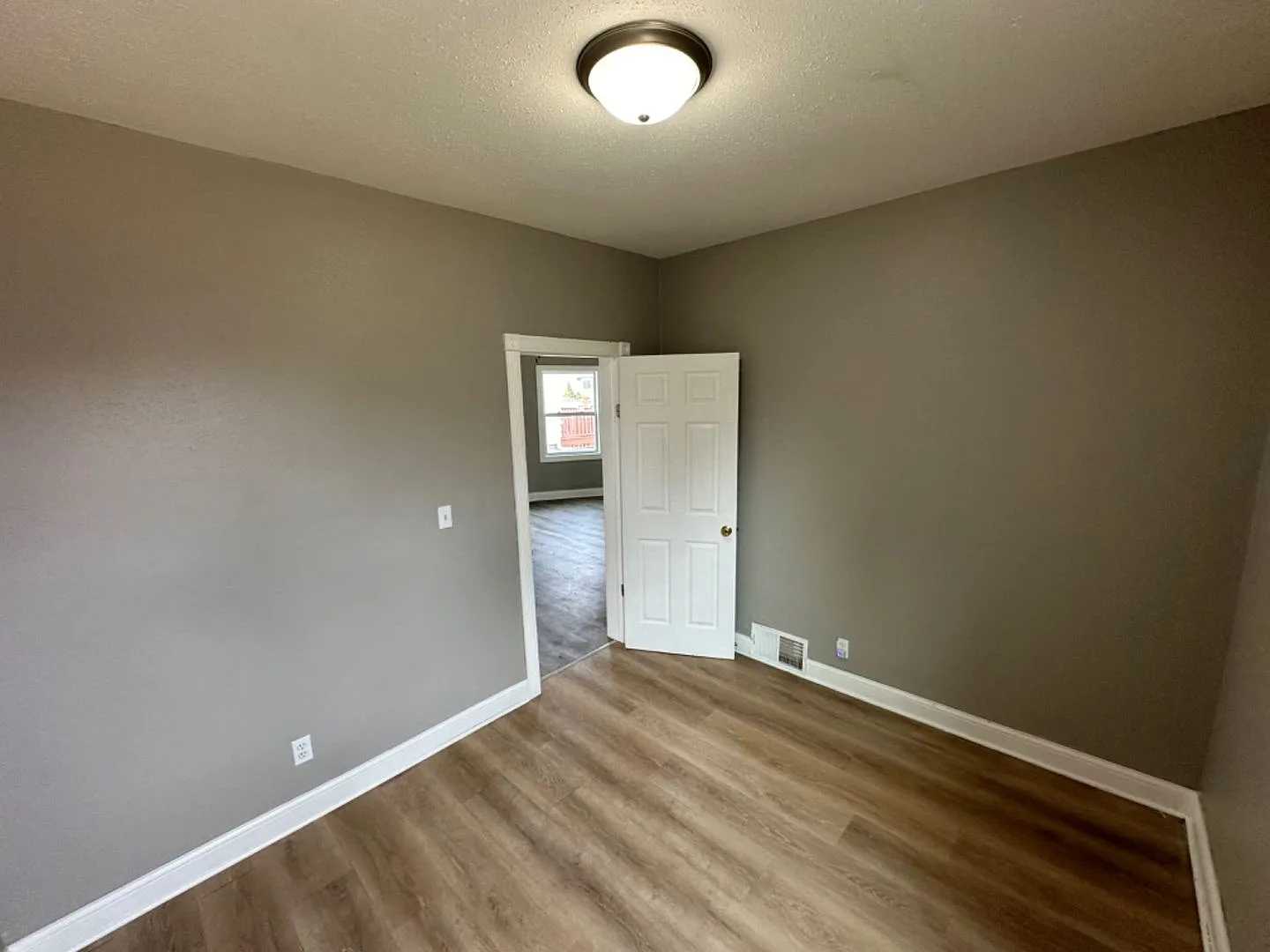 223-223A E Chambers St. (Duplex) — Photo 4