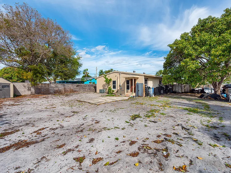 124 SW 10th Ave — Photo 17