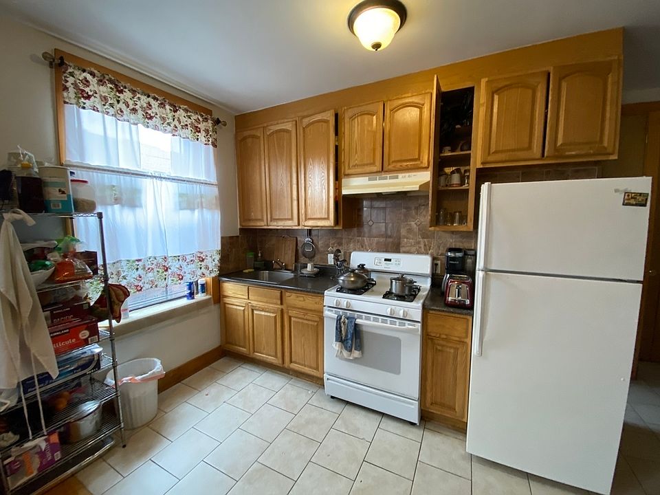 1st image of 300 E 92nd St #1E