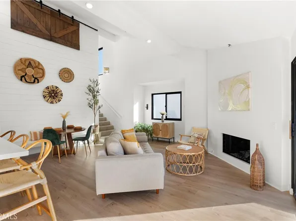 345 Avocado St APT 201D, Costa Mesa, CA 92627