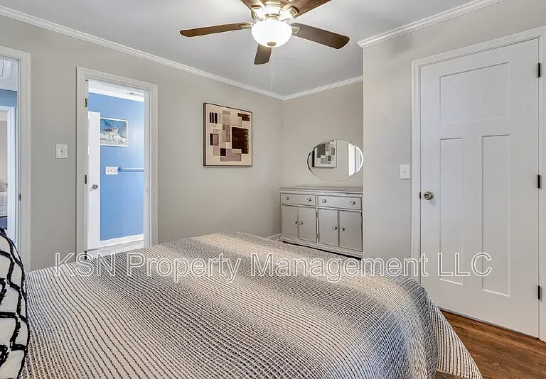 1305 E 32nd St — Photo 23