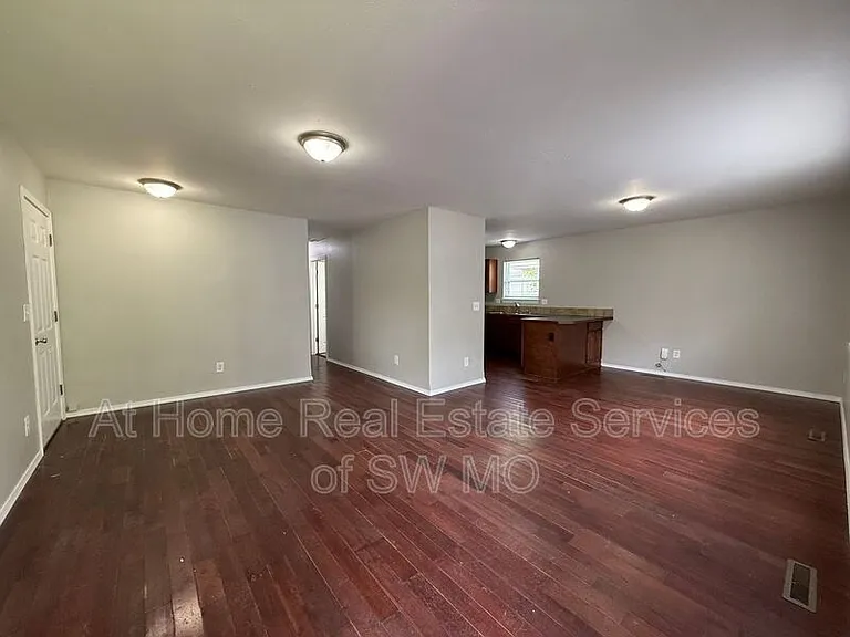 2940 W Walnut St — Photo 5