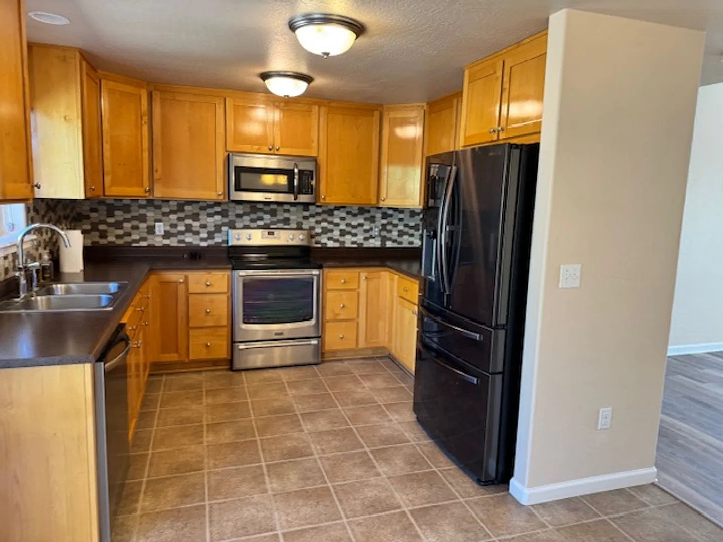Spacious 3-Bedroom Home on a Cul-de-Sac — Photo 2