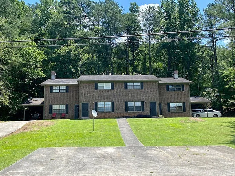 213 Chateau Dr SE — Photo 1