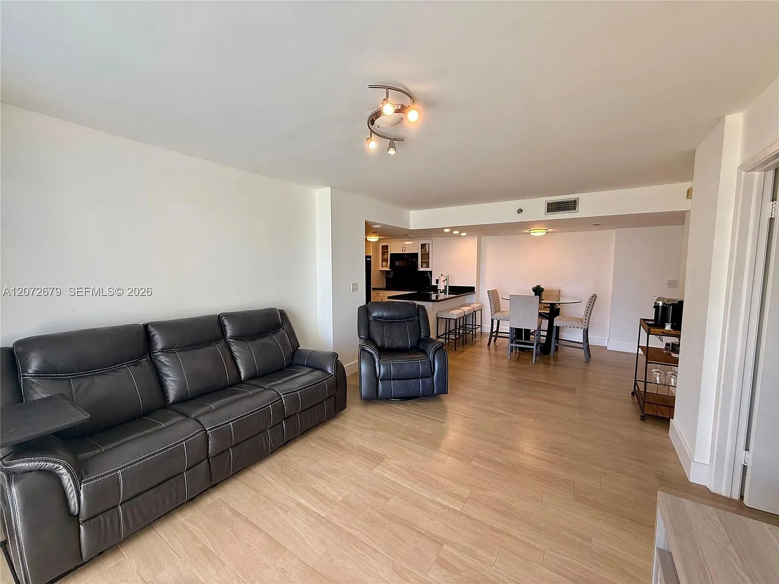 Isola Condo — Photo 3