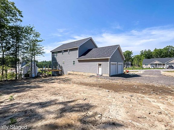 3rd image of 8 Blaisdell Court