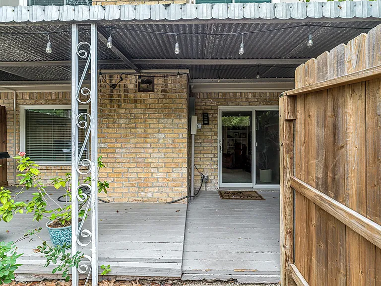 1669 W Sam Houston Pkwy S — Photo 28