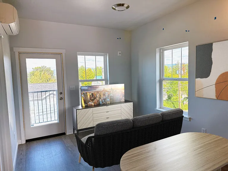 600 E Maple St — Photo 32