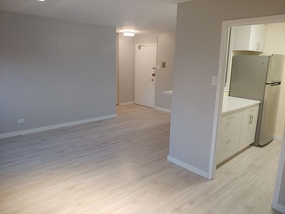 4th image of 700 W Bittersweet Pl APT 609