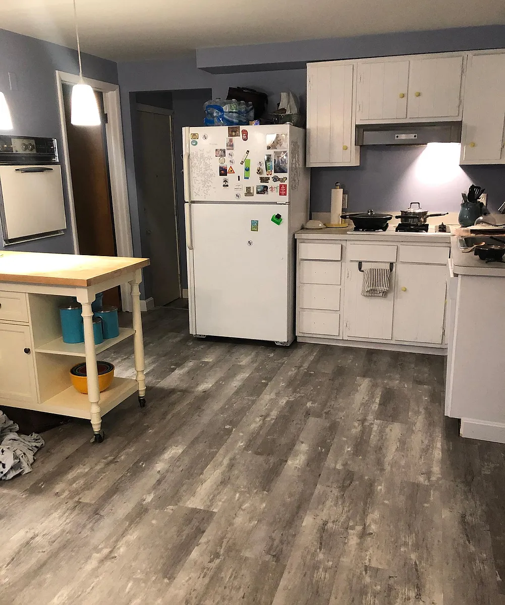 Large eat-in kitchen with new floors - 70 Holland Ave #L