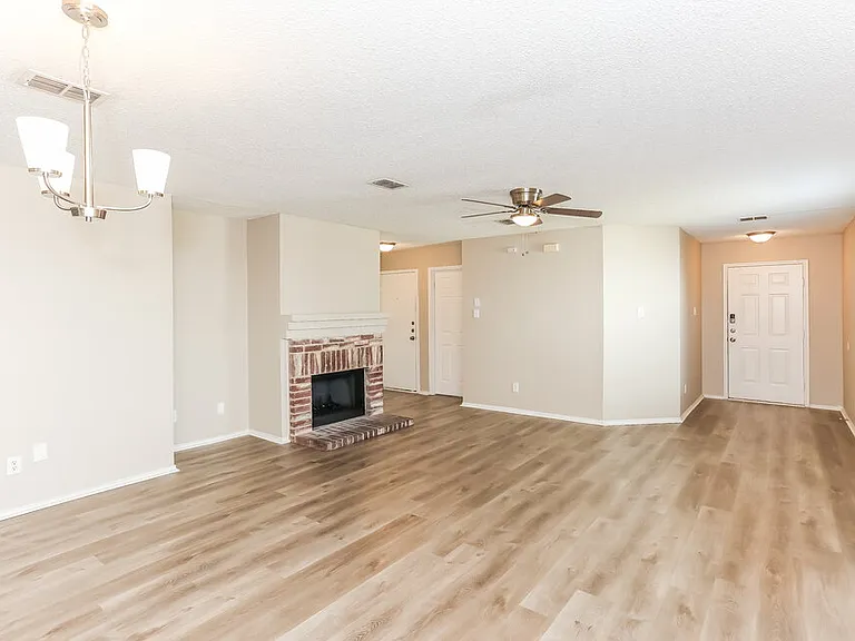 8761 Stonebriar Ln — Photo 6