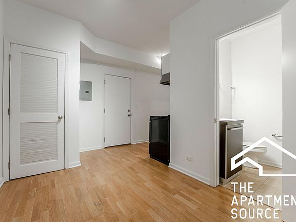 3rd image of 5058 N Winthrop Ave #108
