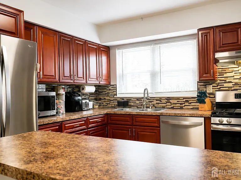 24 Woodedge Ave #4 — Photo 7
