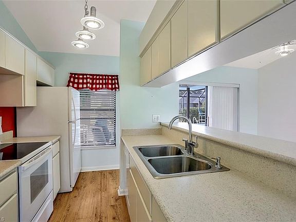 4th image of 306 NE 19th Pl