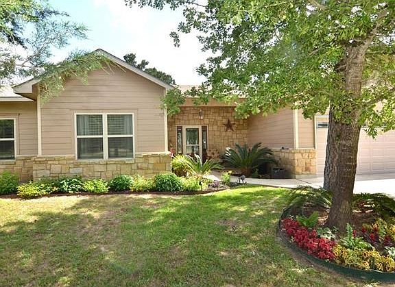 Landscaped entry court