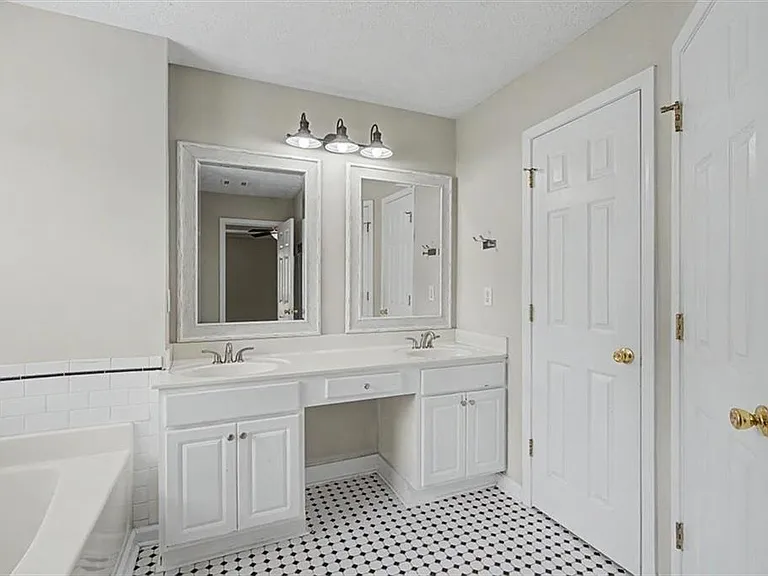 665 Peachtree Trails Dr — Photo 15