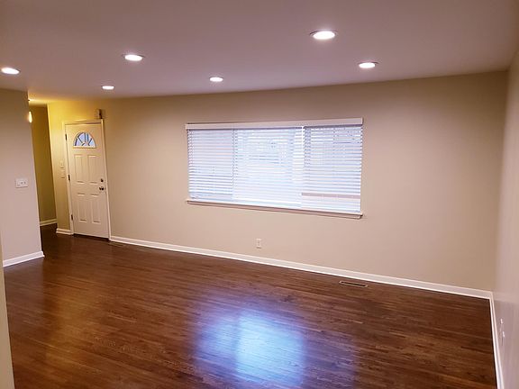 Livingroom facing towards the front door