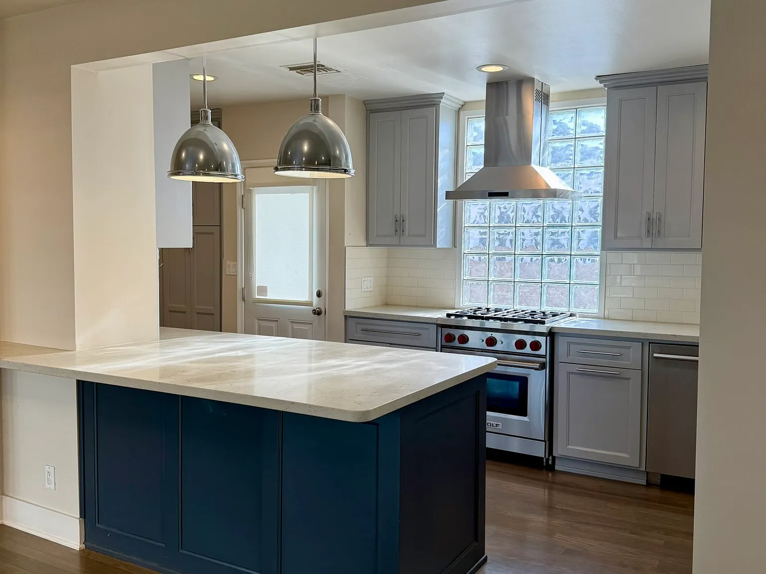 3 bed, 3.5 bath, 1836 sqft, $10,500 — Photo 3