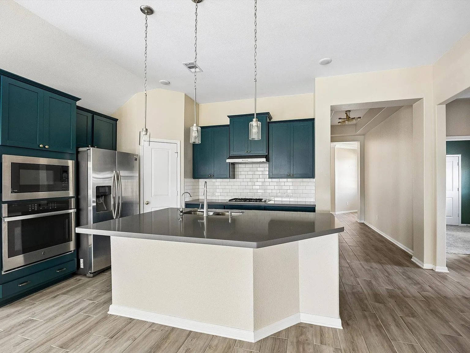 3 bed, 2.0 bath, 1743 sqft, $2,600 — Photo 2