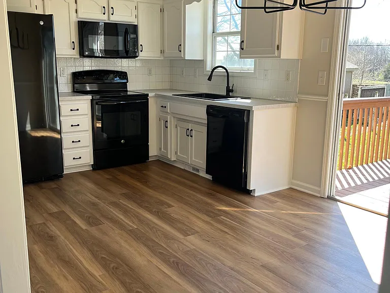 1407 Spruce Dr — Photo 5