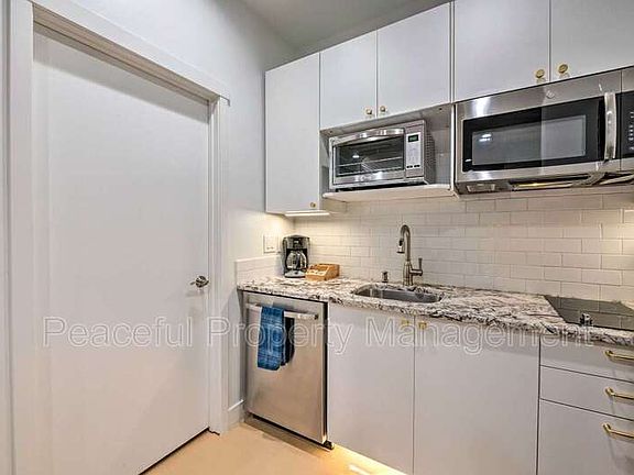 3rd image of 2324 S Green St #U3