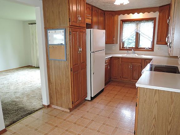 4th image of 12 Hillside Dr