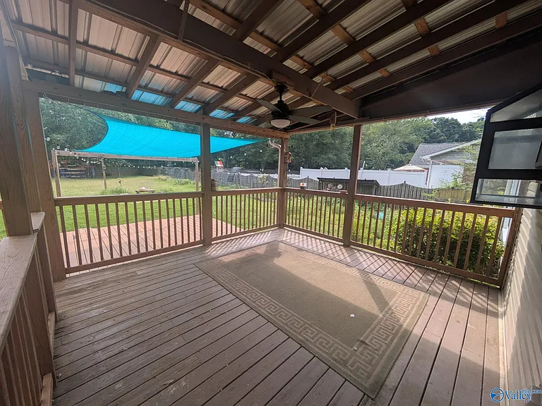 915 Highland Dr — Photo 2