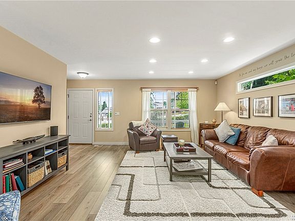 4th image of 1422 117th Dr SE