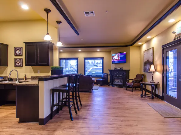 8Hundred West Apartments