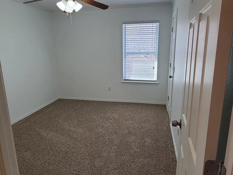 Child/guest bedroom upstairs