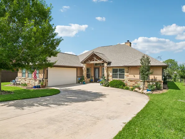 137 FAIRWAY DR, Floresville, TX 78114