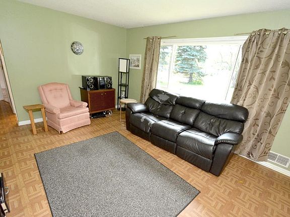 3rd image of 1461 Viking Dr E