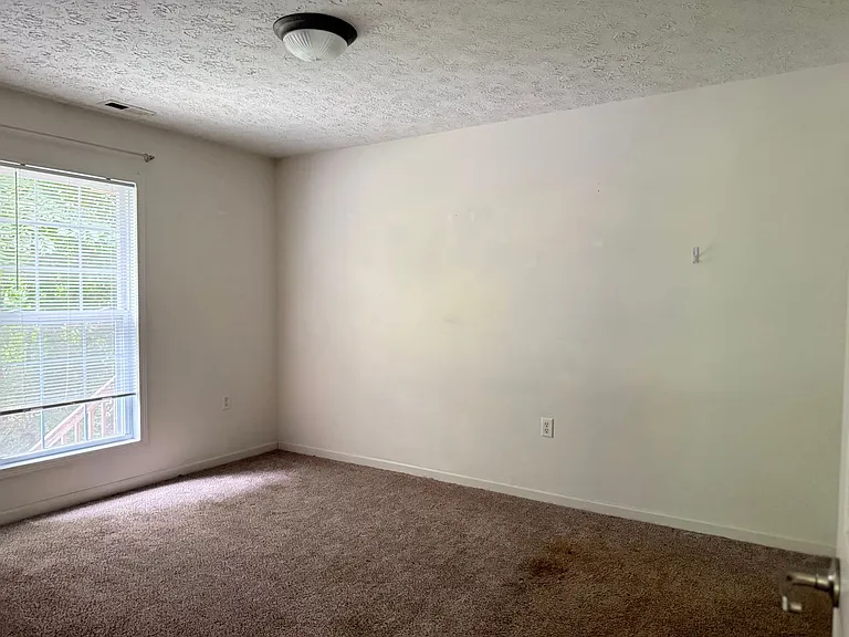 4 Greenbriar Rd #B — Photo 9